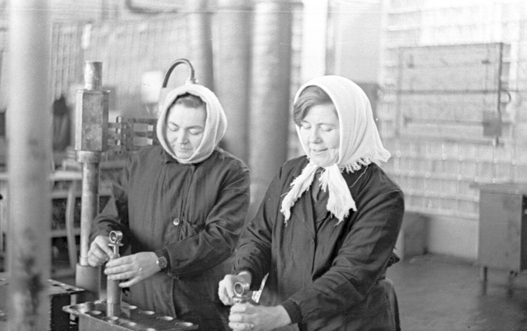 Первые сборщицы завода, 1968 год